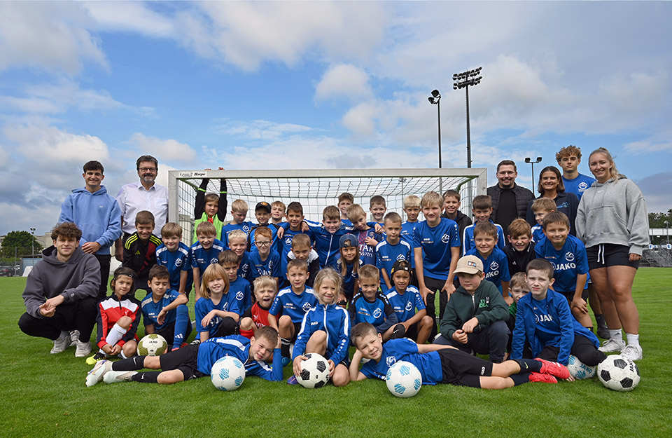 Laurenz Eichwalder, Philipp Hagl, Bgm. Gerhard Lentschig, GR Leonhard Gary, StR Evelyn Schmid, Thomas Popp und Victoria Swoboda (hinten v. l.) sind stolz auf die jungen Fußballer.   Foto: Gabriele Hohenegger